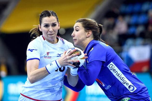 171205 Czech Republic Iveta Luzumova and Swedens Anna Lagerquist during the match between Sweden and the Czech Republic during the World Cup World Cup on December 5, 2017 in Bietigheim Bissingen  Copyright: CARLxSANDIN BB171205CS011