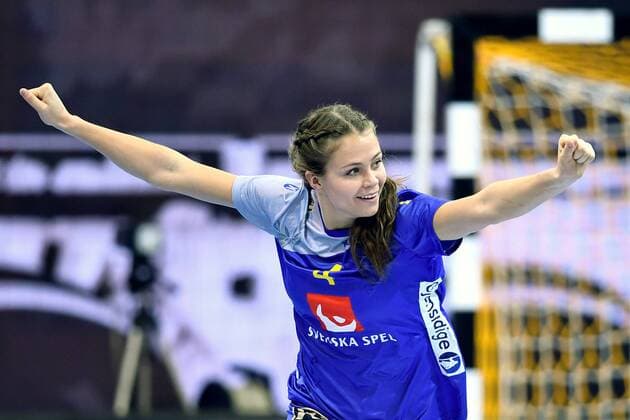 171205 Swedens Olivia Mellegard commends during the match between Sweden and the Czech Republic during the World Cup on December 5, 2017 in Bietigheim Bissingen  Copyright: CARLxSANDIN BB171205CS012