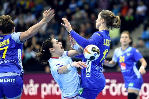 171205 Czech Republics Iveta Luzumova is stopped by Swedens Anna Lagerquist during the match between Sweden and the Czech Republic during the World Cup on December 5, 2017 in Bietigheim Bissingen  Copyright: CARLxSANDIN BB171205CS018