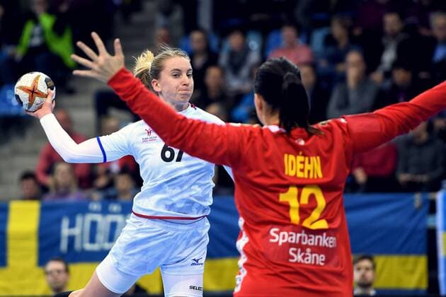 171205 Czech Republic Veronika Mala and Swedens Filippa Idehn during the match between Sweden and the Czech Republic during the World Cup on December 5, 2017 in Bietigheim Bissingen  Copyright: CARLxSANDIN BB171205CS030