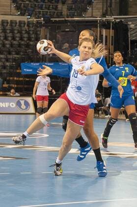 GER IHF World Cup 2017 Russia RUS vs Brazil BRA 03 12 2017 EWE Arena Oldenburg Germany 23 IHF World Championship 2017 Womens first round Group C Japan vs Denmark Pictured Patricia SILVA Brazil 92 Daria SAMOKHINA RUS 18 Nordphotox xRojahn nph00300