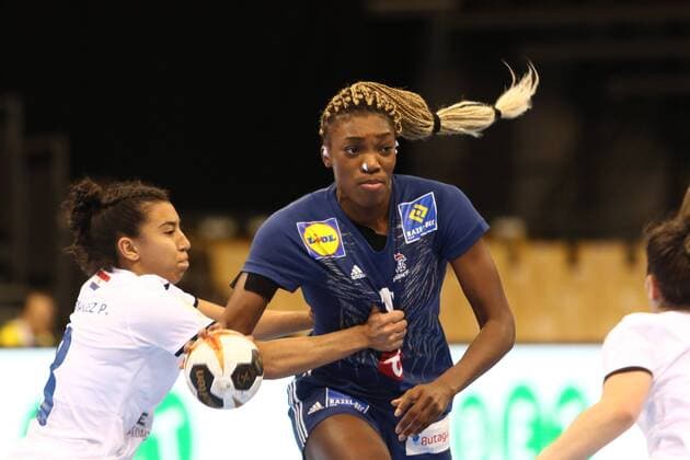 Estelle Nze Minko France in a fight with Maria Paula Fernandez Estigarribia Paraguay France vs Paraguay Handball Women World Cup 05 12 2017 Trier Copyright: xWeissx Eibner-Pressefotox EP_rws