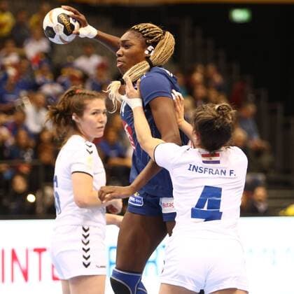 Estelle Nze Minko France battling Fernanda Lujan Insfran Mora Paraguay France vs Paraguay Handball Women World Cup 05 12 2017 Trier Copyright: xWeissx Eibner-Pressefotox EP_rws