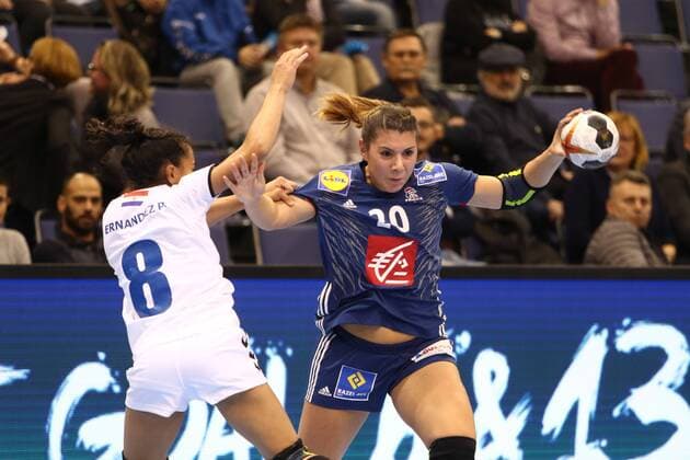 Laura Flippes France in a fight with Maria Paula Fernandez Estigabarria Paraguay France vs Paraguay Handball Women World Cup 05 12 2017 Trier Copyright: xWeissx Eibner-Pressefotox EP_rws