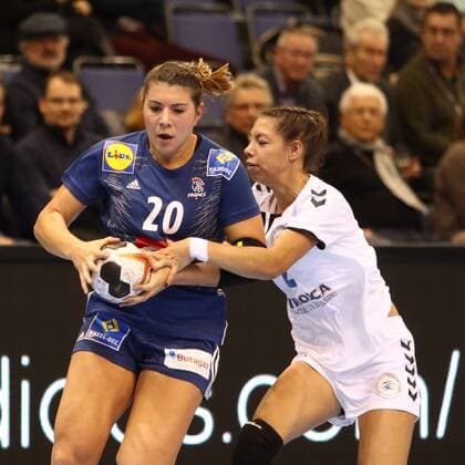 Laura Flippes France vs Fatima Rocio Acuna Insfran Paraguay France vs Paraguay Handball Women World Cup 05 12 2017 Trier Copyright: xWeissx Eibner-Pressefotox EP_rws