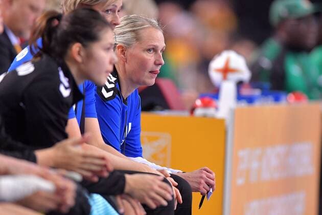 Handball, WM Damen, Niederlande - Kamerun 5-12-2017 HANDBAL:NEDERLAND-KAMEROEN:LEIPZIG WK Handbal Dames 2017 Nederland - Kameroen 29-22 coach Helle Thomsen NED Foto: Henk Seppen xVIxVIxImagesx xSoenarxChamidxsportfotografiexIVx 9492369