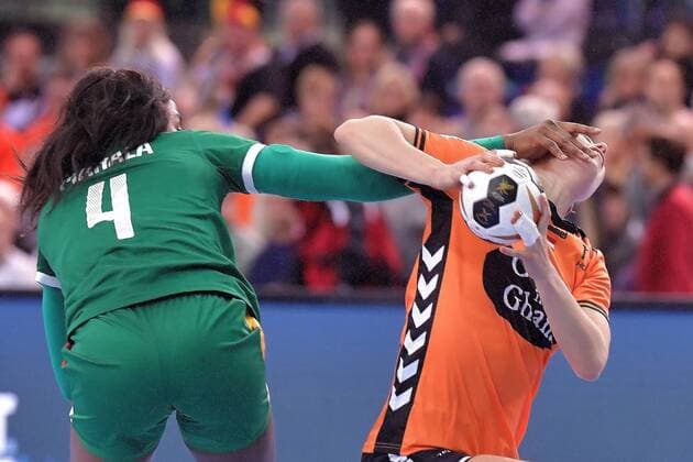 Themen der Woche Bilder des Tages - SPORT Handball, WM Damen, Niederlande - Kamerun 5-12-2017 HANDBAL:NEDERLAND-KAMEROEN:LEIPZIG WK Handbal Dames 2017 Nederland - Kameroen 29-22 Nycke Groot 17 NED wordt aangepakt door MAHALA FONGUIENG Genny Ange 4 CMR Foto: Henk Seppen xVIxVIxImagesx xSoenarxChamidxsportfotografiexIVx 9492371