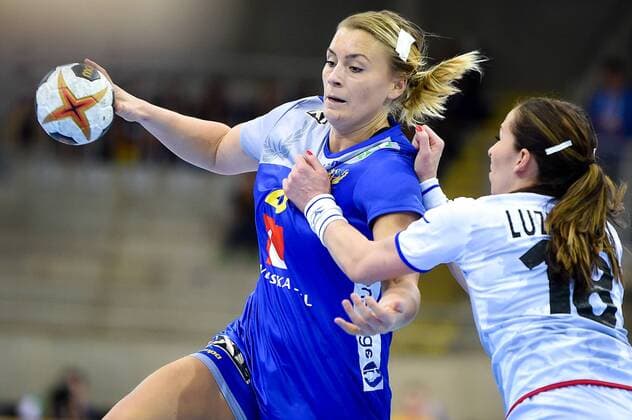 Handball, WM Damen, Schweden - Tschechien 2017.12.05 Bietigheim-Bissingen Pilka reczna Mistrzostwa Swiata w pilce recznej kobiet Szwecja - Czechy N z Isabella Gullden and Ives Luzumova in action Foto Lukasz Laskowski PressFocus NEWSPIX.PL 2017.12.05 Bietigheim-Bissingen IHF Women s Handball World Championship WM Weltmeisterschaft Sweden v Czech Republic Isabella Gullden and Ives Luzumova in action Credit: Lukasz Laskowski PressFocus --- Newspix.pl  20171205_LUK_199