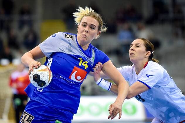 Handball, WM Damen, Schweden - Tschechien 2017.12.05 Bietigheim-Bissingen Pilka reczna Mistrzostwa Swiata w pilce recznej kobiet Szwecja - Czechy N z Johanna Westberg and Ives Luzumova in action Foto Lukasz Laskowski PressFocus NEWSPIX.PL 2017.12.05 Bietigheim-Bissingen IHF Women s Handball World Championship WM Weltmeisterschaft Sweden v Czech Republic Johanna Westberg and Ives Luzumova in action Credit: Lukasz Laskowski PressFocus --- Newspix.pl  20171205_LUK_225