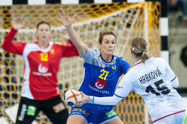 Handball, WM Damen, Schweden - Tschechien 2017.12.05 Bietigheim-Bissingen Pilka reczna Mistrzostwa Swiata w pilce recznej kobiet Szwecja - Czechy N z Sabina Jacobsen and Michaela Hrbkova in action Foto Lukasz Laskowski PressFocus NEWSPIX.PL 2017.12.05 Bietigheim-Bissingen IHF Women s Handball World Championship WM Weltmeisterschaft Sweden v Czech Republic Sabina Jacobsen and Michaela Hrbkova in action Credit: Lukasz Laskowski PressFocus --- Newspix.pl  20171205_LUK_237