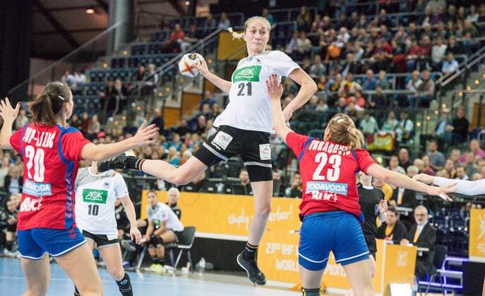 GER IHF World Cup 2017 Germany GER vs South Korea KOR 05 12 2017 Arena Leipzig GER IHF World Cup 2017 Germany GER vs South Korea KOR im Bild Nadja Mansson 21 Germany Marija Obradovic 23 Serbia nordphotoxDostmann nph00325