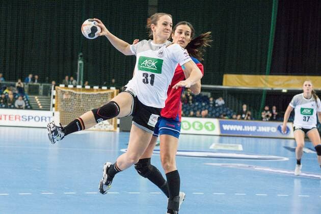 GER IHF World Cup 2017 Germany GER vs South Korea KOR 05 12 2017 Arena Leipzig GER IHF World Cup 2017 Germany GER vs South Korea KOR in the picture Kerstin Wohlbold 31 Germany Sanja Damnjanovic 11 Serbia nordphotoxDostmann nph00325