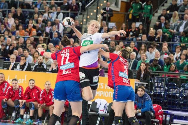 GER IHF World Cup 2017 Germany GER vs South Korea KOR 05 12 2017 Arena Leipzig GER IHF World Cup 2017 Germany GER vs South Korea KOR im Bild Nadja Mansson 21 Germany Dragana Cvjijic 72 Serbia Katarina Krpez Slezak 3 Serbia nordphotoxDostmann nph00325
