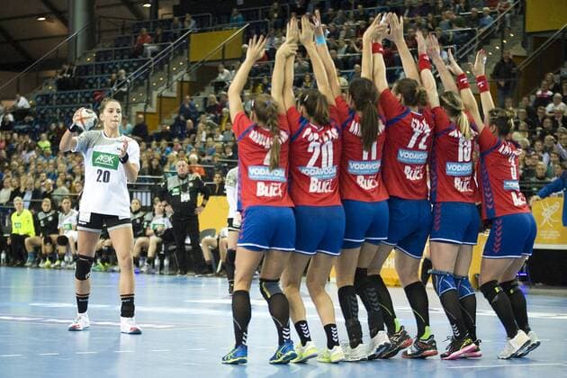 Handball World Championship Womens Preliminary Group D Germany Serbia 05 12 2017 Emily Bölk in the free-throw against the Serbian defense Leipzig Saxony Germany