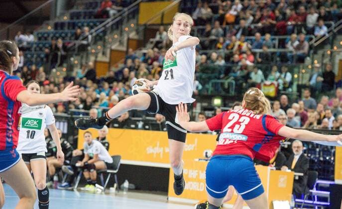 GER IHF World Cup 2017 Germany GER vs South Korea KOR 05 12 2017 Arena Leipzig GER IHF World Cup 2017 Germany GER vs South Korea KOR im Bild Nadja Mansson 21 Germany Marija Obradovic 23 Serbia nordphotoxDostmann nph00325