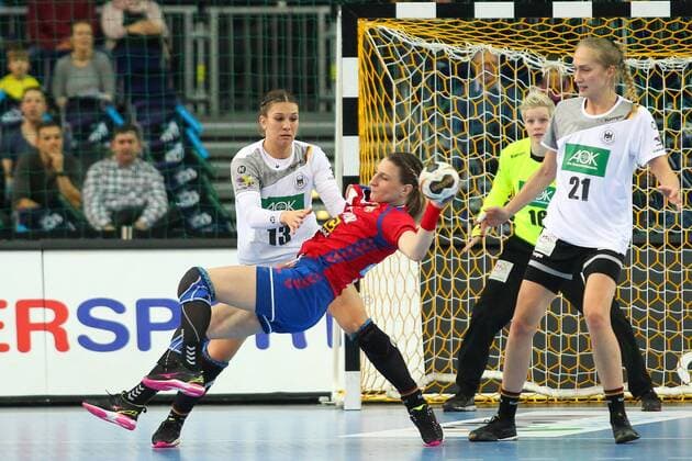 Germany vs Serbia Serbia 05 12 2017 23rd IHF Women s Handball World Championship Germany 2017 Preliminary round Group D Germany Handball World Cup Women Germany Preliminary Group D Germany vs Serbia The picture Julia Behnke 13 GER vs Tamara Radojevic 18 SRB xjkx