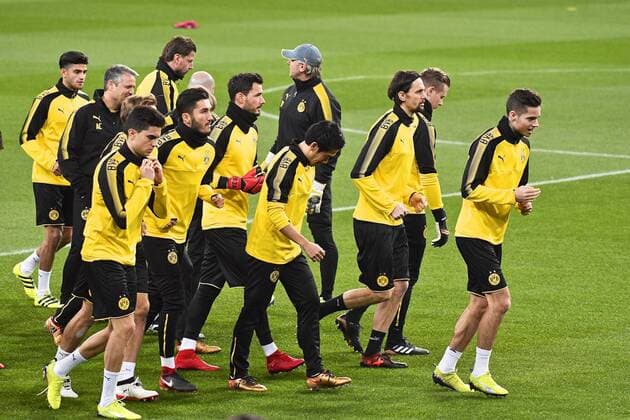 Borussia Dortmund Training Borussia Dortmund players warm up during training at the Estadio Santiago Bernabeu, Madrid Content Not Available For UK Newspapers Copyright: xKristianxKanex FIL-11056-0003