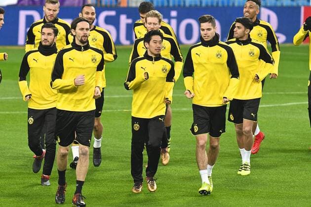 Borussia Dortmund Training Borussia Dortmund players warm up during training at the Estadio Santiago Bernabeu, Madrid Content Not Available For UK Newspapers Copyright: xKristianxKanex FIL-11056-0007