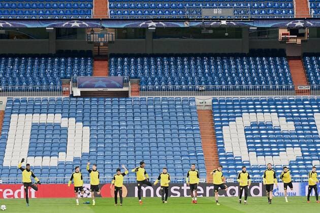 Borussia Dortmund Training Borussia Dortmund players warm up during training at the Estadio Santiago Bernabeu, Madrid Content Not Available For UK Newspapers Copyright: xKristianxKanex FIL-11056-0010