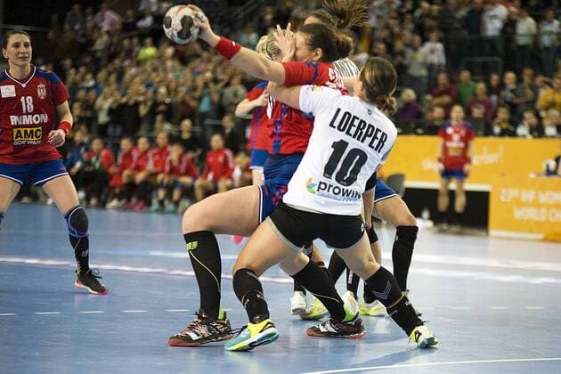 Handball World Championship Women Preliminary Group D Germany Serbia 05 12 2017 Dragana Cvijic SRB on the ball throws the gate to 22 22 Final score Anna Lörper GER 10 can not stop her from casting Leipzig Saxony Germany