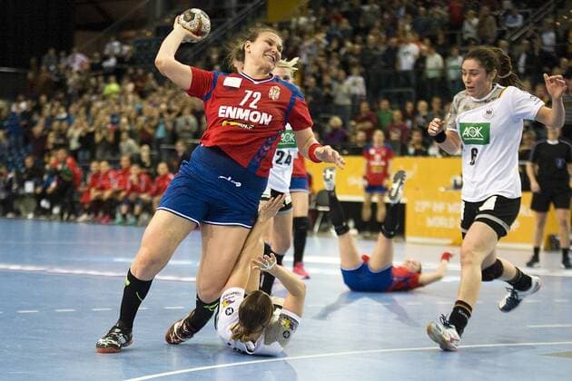 Handball World Championship Women Preliminary Group D Germany Serbia 05 12 2017 Dragana Cvijic SRB throws the gate to 22 22 Final Anna Lörper GER on the ground can not stop her from throwing Jenny Karolius GER re can not intervene Leipzig Saxony Germany
