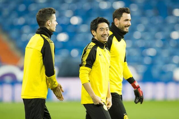 Fußball: Champions League, Saison 2017 2018, Gruppe H, Abschluss Training von Borussia Dortmund vor dem Spiel gegen Real Madrid am 05.12.2017 im Estadio Santiago Bernabeu in Madrid (Spanien). v.li. Dortmunds Julian Weigl, Dortmunds Shinji Kagawa und Dortmunds Torhueter Roman Bürki Buerki betreten den Rasen. Copyright: xKirchner DavidxInderliedx
