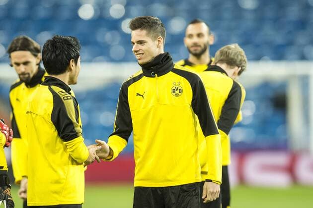 Fußball: Champions League, Saison 2017 2018, Gruppe H, Abschluss Training von Borussia Dortmund vor dem Spiel gegen Real Madrid am 05.12.2017 im Estadio Santiago Bernabeu in Madrid (Spanien). Dortmunds Shinji Kagawa (l.) und Dortmunds Julian Weigl spielen Schnick-Schnack-Schnuck. Copyright: xKirchner DavidxInderliedx