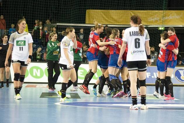 Handball World Championship Women Preliminary Group D Germany Serbia 05 12 2017 The Serbian team celebrate the 22 22 against Germany German players Jenny Karolius 6 Svenja Huber middle and Xenia Smits li 11 are disappointed Leipzig Saxony Germany