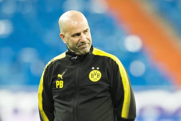 Fußball: Champions League, Saison 2017 2018, Gruppe H, Abschluss Training von Borussia Dortmund vor dem Spiel gegen Real Madrid am 05.12.2017 im Estadio Santiago Bernabeu in Madrid (Spanien). Dortmunds Trainer Peter Bosz beobachtet seine Spieler. Copyright: xKirchner DavidxInderliedx