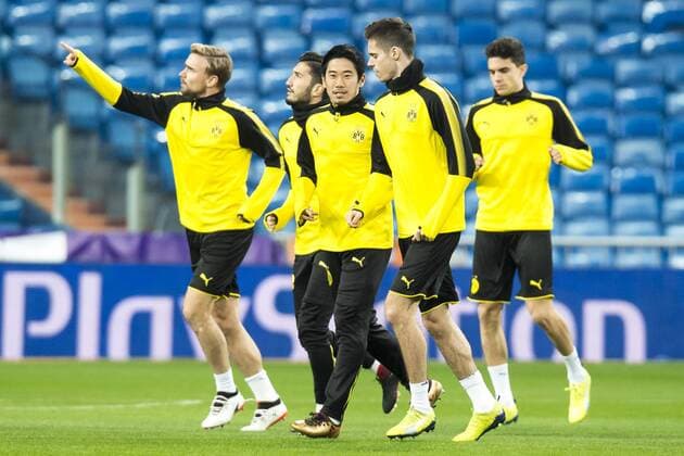 Fußball: Champions League, Saison 2017 2018, Gruppe H, Abschluss Training von Borussia Dortmund vor dem Spiel gegen Real Madrid am 05.12.2017 im Estadio Santiago Bernabeu in Madrid (Spanien). Dortmunds Marcel Schmelzer, Dortmunds Nuri Sahin, Dortmunds Shinji Kagawa , Dortmunds Julian Weigl und Dortmunds Marc Bartra laufen sich warm. Copyright: xKirchner DavidxInderliedx