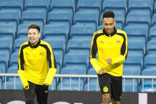 Fußball: Champions League, Saison 2017 2018, Gruppe H, Abschluss Training von Borussia Dortmund vor dem Spiel gegen Real Madrid am 05.12.2017 im Estadio Santiago Bernabeu in Madrid (Spanien). Dortmunds Raphael Guerreiro (l.) und Dortmunds Pierre-Emerick Aubameyang lachen miteinander. Copyright: xKirchner DavidxInderliedx