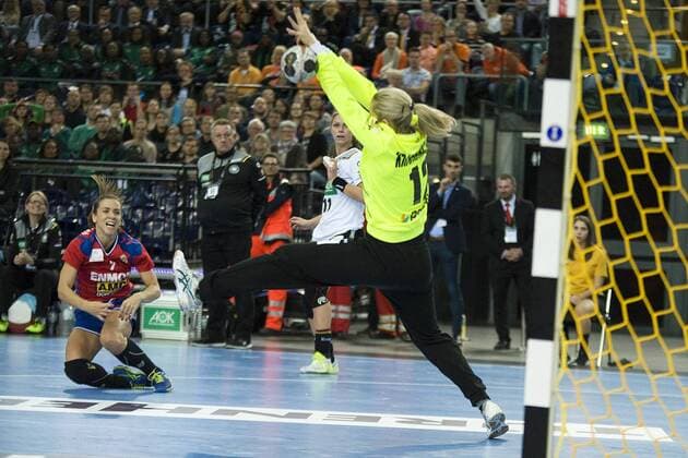 Handball World Championship Women preliminary round Group D Germany Serbia 05 12 2017 Andrea Lekic SRB 7 fail at the goal throw at GER goalkeeper Katja Kramarczyk GER 12 Leipzig Saxony Germany