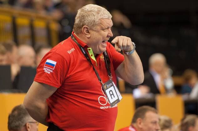 v li f l t r Coach Headcoach Evgenii Trefilov Russia Russia gives gestures instructions gesturing with the arms gives instructions gesticulates Handball Women World Cup Russia Brazil xobx