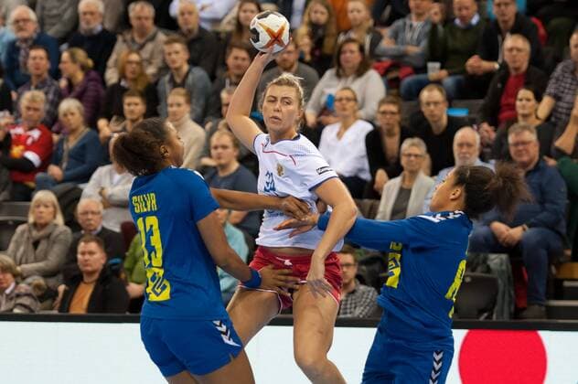Ligia Silva Brazil Brazil 13 Elizaveta Malashenko Russia Russia 34 and Mariana Costa Brazil Brazil 88 in a duel Duel duel with Handball Women World Cup Russia Brazil xobx
