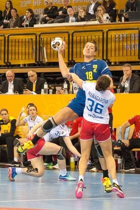 GER IHF World Cup 2017 Russia RUS vs Brazil BRA 03 12 2017 EWE Arena Oldenburg Germany 23 IHF World Championship 2017 Women first round Group C Brazil vs Russia in the picture Eduarda TALESKA Brazil 18 Iuliia MANAGAROVA RUS 36 Nordphotox xRojahn nph00300