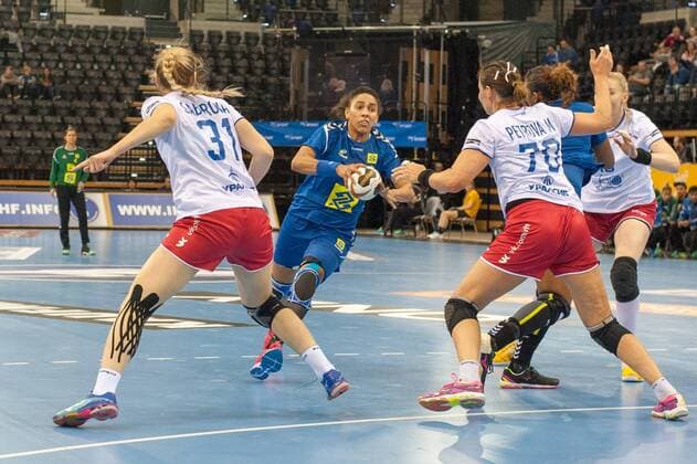 GER IHF World Cup 2017 Russia RUS vs Brazil BRA 03 12 2017 EWE Arena Oldenburg Germany 23 IHF World Championship 2017 Women first round Group C Brazil vs Russia in the picture Eduarda TALESKA Brazil 18 Mayya PETROVA RUS 70 Nordphotox xRojahn nph00300