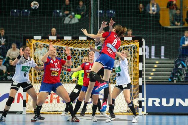 Germany vs Serbia Serbia 05 12 2017 23rd IHF Women s Handball World Championship Germany 2017 Preliminary round Group D Germany vs Serbia Arena Leipzig Womens Handball World Championship Group D Germany vs Serbia Picture of Jenny Karolius 6 GER Dragana Cvijic 72 SRB Jelena Lavko 9 SRB Lone Fischer 24 GER from left xjkx