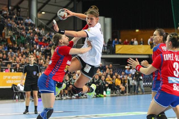 Germany vs Serbia Serbia 05 12 2017 23rd IHF Women s Handball World Championship Germany 2017 Preliminary Round Group D Germany vs Serbia Arena Leipzig Handball World Cup Womens Preliminary Group D Germany vs Serbia Pictured Tamara Radojevic 18 SRB vs Julia Behnke 13 GER xjkx