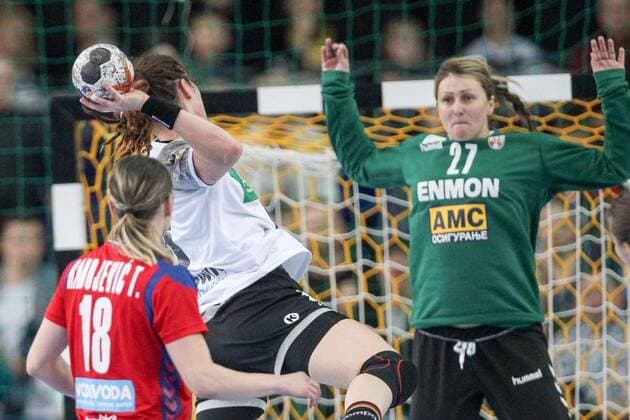 Germany Serbia Handball Women WC Leipzig 05 12 2017 Arena Leipzig World Cup 2017 Handball Women Preliminary Group D Germany GER vs Serbia SRB 22 22 9 11 Pictured v l Tamara RADOJEVIC 18 Serbia Jenny Karolius 6 Germany and goalkeeper Katarina TOMASEVIC 27 Serbia