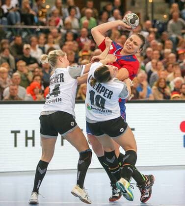 Germany Serbia Handball Women WC Leipzig 05 12 2017 Arena Leipzig World Cup 2017 Handball Women Preliminary Group D Germany GER vs Serbia SRB 22 22 9 11 Pictured v l Lone Fischer 24 Germany Dragana CVIJIC 72 Serbia and Anna Loerper 10 Germany