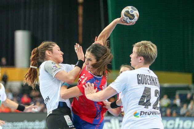 Germany Serbia Handball Women WC Leipzig 05 12 2017 Arena Leipzig World Cup 2017 Handball Women Preliminary Group D Germany GER vs Serbia SRB 22 22 9 11 Pictured v l Jenny Karolius 6 Germany Sanja DAMNJANOVIC 11 Serbia and Friederike Gubernatis 42 Germany