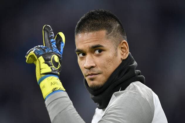 Before the start of the game Warm-up Training Goalkeeper Alphonse Areola FC Paris Saint Germain PSG Gestures Gestures victory Champions League CL Group stage FC Bayern Munich FCB vs Paris Saint Germain PSG 05 12 2017 FC Bayern Munich FCB vs Paris Saint Germain PSG