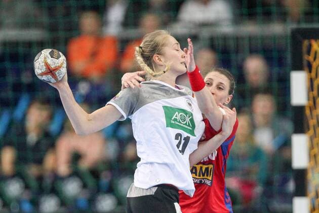 Germany Serbia Handball Women WC Leipzig 05 12 2017 Arena Leipzig World Cup 2017 Handball Women Preliminary Group D Germany GER vs Serbia SRB 22 22 9 11 In the picture v l Nadja Mansson 21 Germany and Tamara RADOJEVIC 18 Serbia