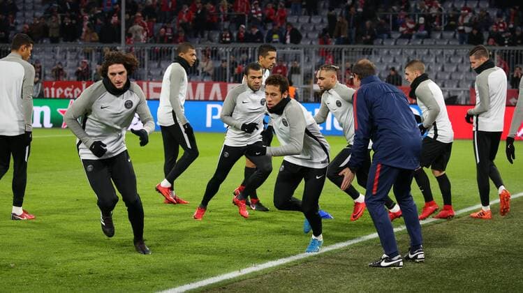 Soccer UEFA Champions League FC Bayern Muenchen Paris Saint Germain on 05 12 2017 in the Allianz Arena Group B Gameday 6 Season 2017 18 xmdx PSG at the Warm up FC Bayern Muenchen Paris Saint Germain