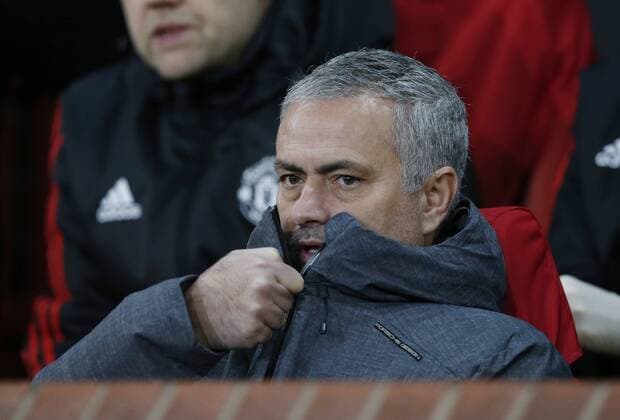Bilder des Tages - SPORT Jose Mourinho manager of Manchester United ManU zips up his coat during the Champions League Group A match at the Old Trafford, Manchester. Picture date: December 5th 2017. Picture credit should read: Andrew Yates Sportimage EDITORIAL USE ONLY. No use with unauthorised audio, video, data, fixture lists, club league logos or live services. Online in-match use limited to 120 images, no video emulation. No use in betting, games or single club league player publications.