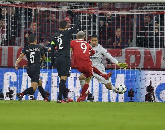 05 12 2017 Football UEFA Champions League 2017 2018 Group Stage 6 Gameday FC Bayern Munich Paris Saint Germain at the Allianz Arena Munich Robert Lewandowski FC Bayern Munich face goalkeeper Alphonse Areola Paris for the 1 0