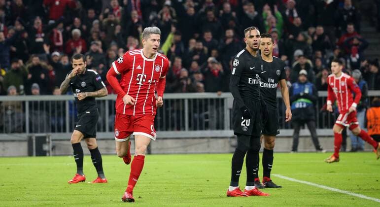 Soccer UEFA Champions League Bayern Munich Paris Saint Germain on 05 12 2017 in Allianz Arena Group B Gameday 6 Season 2017 18 xmdx 1 0 by Robert LEWANDOWSKI 9 FC Bayern Muenchen goaljubel FC Bayern Muenchen Paris Saint Germain