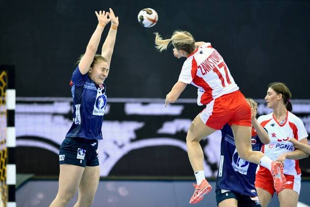 171205 Norways Vilde Mortensen Ingstad covers the shot of Polands Daria Zawistowska during the match between Norway and Poland during the World Cup on December 5, 2017 in Bietigheim Bissingen  Copyright: CARLxSANDIN BB171205CS090