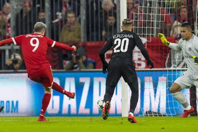 GER UEFA CL Bayern Muenchen GER vs Paris Saint Germain FRA 05 12 2017 Allianz Arena Muenchen GER UEFA CL Muenchen GER vs Paris Saint Germain FRA Group B in picture Shot on goal by Robert Lewandowski FCB 9 with Layvin Kurzawa PSG 20 Alphonse Areola PSG 16 nordphotox xStraubmeier nph00004