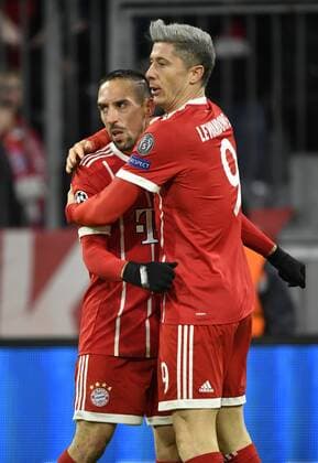 TOR to 1 0 by Robert Lewandowski FC Bayern Munich Torjubel with Franck Ribery FC Bayern Munich Champions League CL Group Stage FC Bayern Munich FCB vs FC Paris Saint Germain PSG 05 12 2017 FC Bayern Munich FCB vs FC Paris Saint Germain PSG
